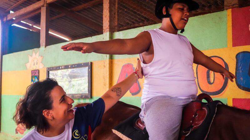 Prática de equoterapia traz benefícios motores e cognitivos em crianças e adolescentes, diz especialista