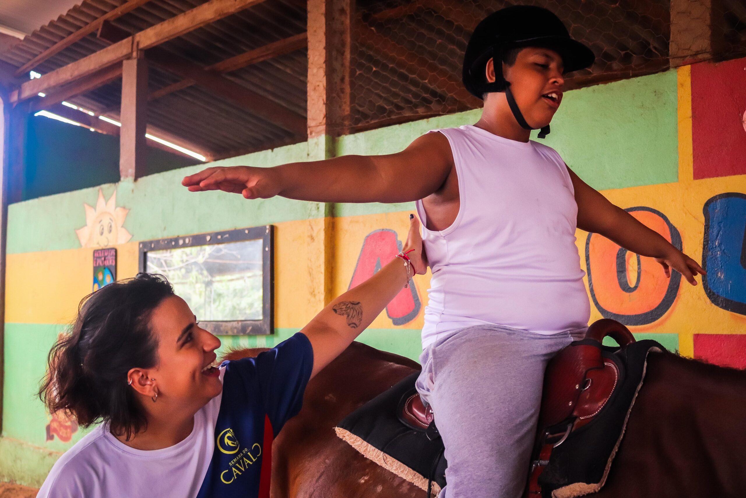 Prática de equoterapia traz benefícios motores e cognitivos em crianças e adolescentes, diz especialista