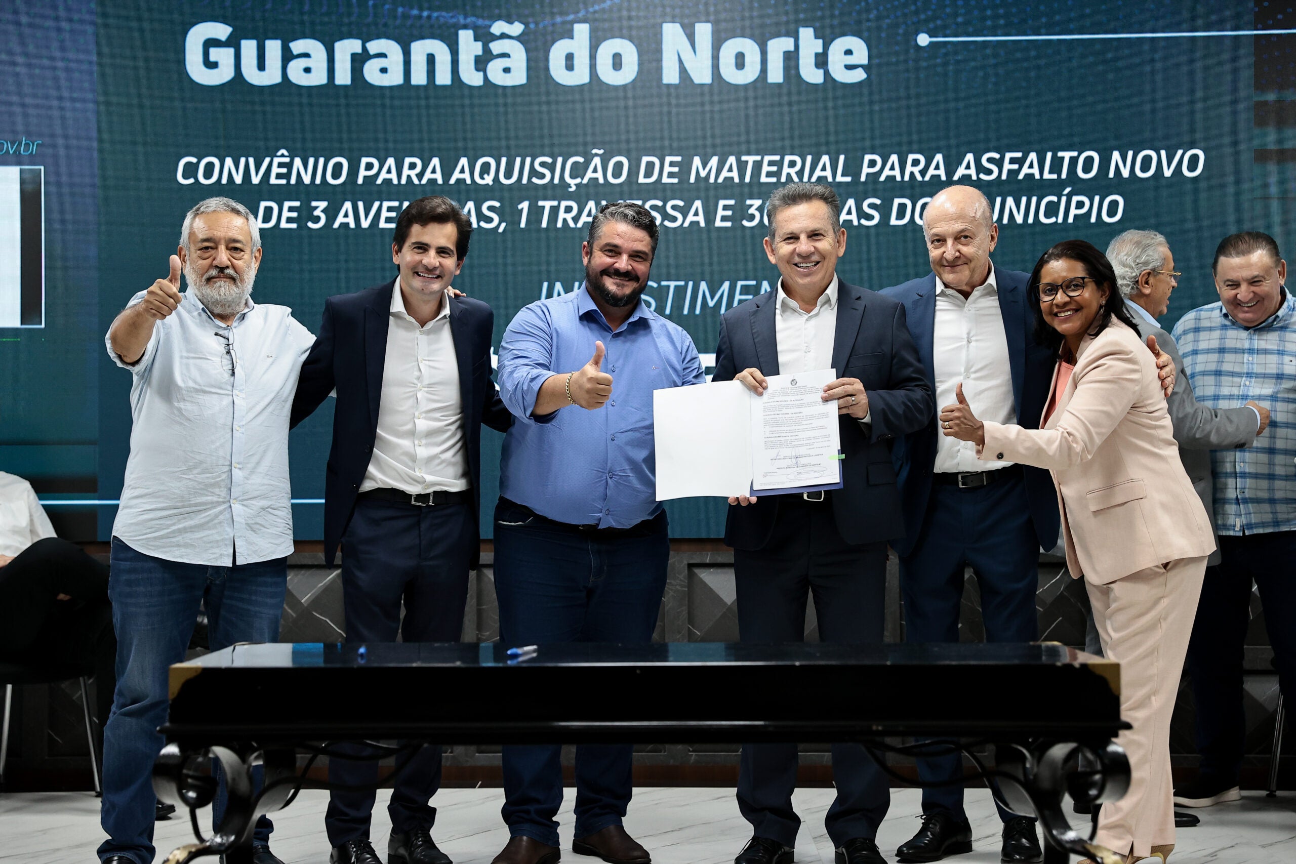 Prefeitos celebram convênios para asfalto urbano: “saímos de 30% para 100% asfaltado”