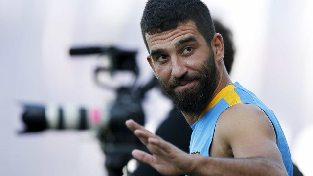 Ex-jogador do Barcelona é acusado de destruir mansão avaliada em R$ 98 milhões