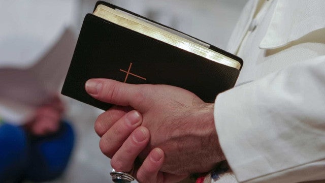 Padre que organizou orgia na Polônia é condenado a 18 meses de prisão