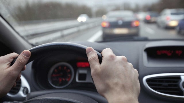 Criança de dois anos cai da janela de carro em movimento