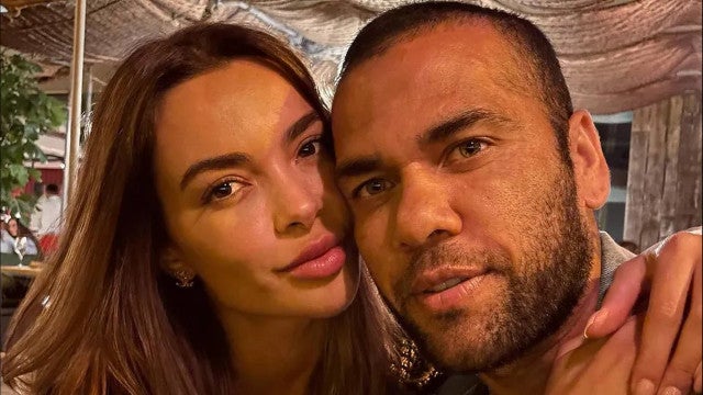 Daniel Alves teria pedido publicação de foto de mãos dadas por mulher, diz jornal espanhol