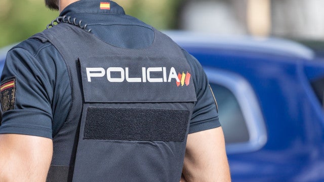 Homem tenta degolar companheira logo após ela dar à luz