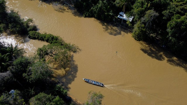 Operação destrói helicóptero e prende suspeito de garimpo ilegal na Terra Yanomami