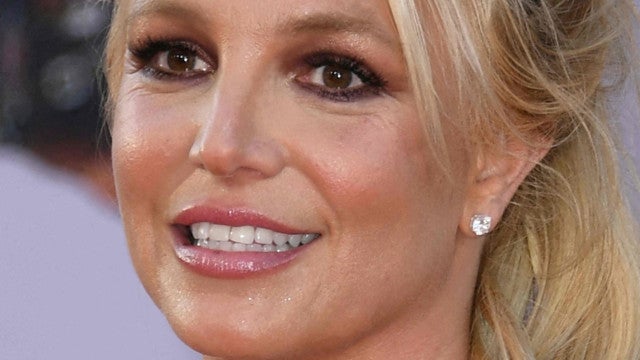 Britney Spears nada nua em destino paradisíaco: ‘Acredito em Deus sempre que estou aqui’