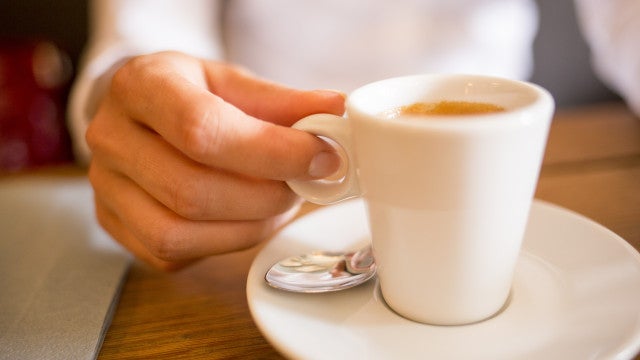 Mulher fica em estado grave após beber café com insetos em aeroporto