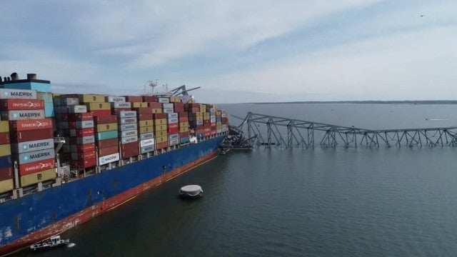 Tripulação continua retida no navio que se chocou contra ponte nos EUA