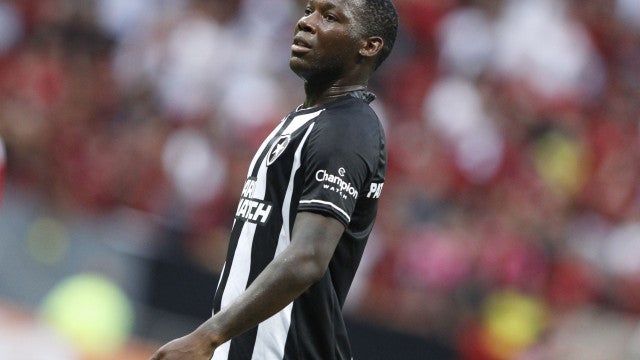 Patrick de Paula volta a jogar após 400 jogos e se emociona em vitória do Botafogo