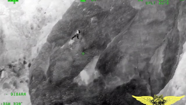 Homem cai 18 metros e fica agarrado a rochedo; veja como foi o resgate