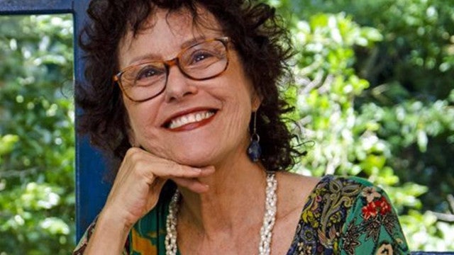 Escritora é atacada por pitbulls em praia e tem parte do braço arrancado