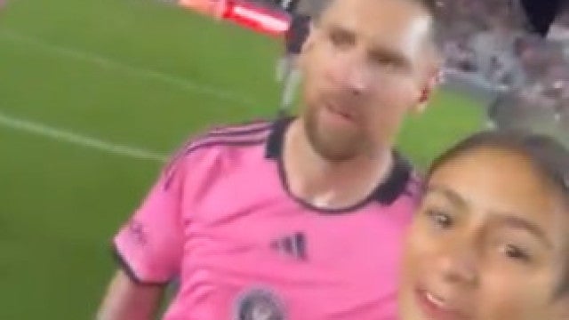 Pequena torcedora invade gramado corre até Messi e filma tudo