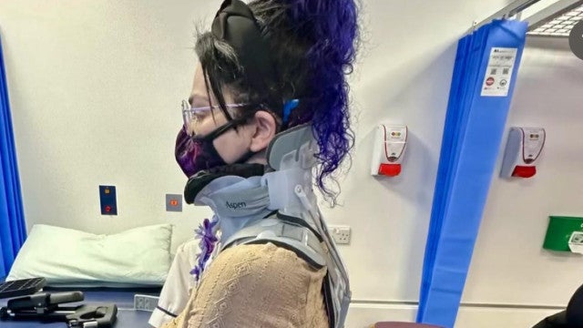 Mulher com doença rara volta a ficar de pé após cirurgia inovadora