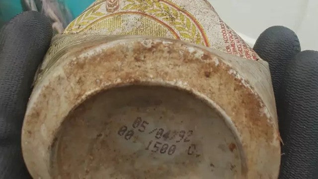 Lata de cerveja é achada 32 anos após fabricação durante limpeza na praia