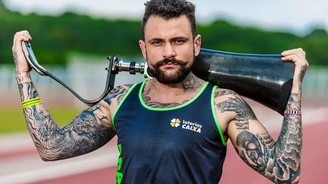 Ex-BBB Vinicius capota em acidente, ajuda vítimas e relata "livramento"