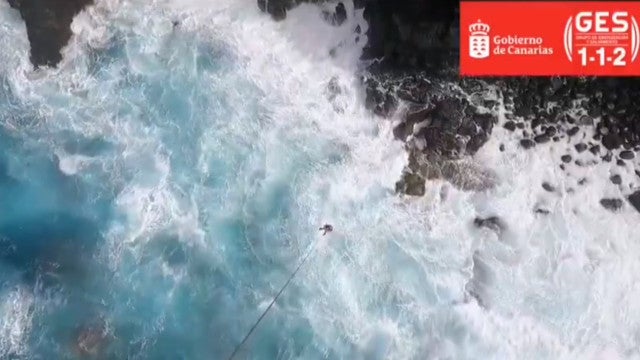 Turista morre ao cair no mar enquanto tirava fotos; veja o resgate