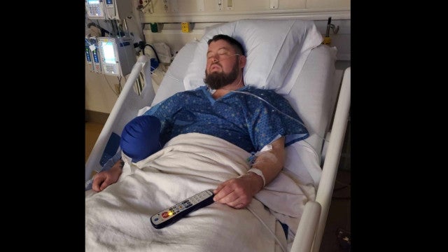 Homem com câncer encontra no Facebook doadora que lhe salvou a vida