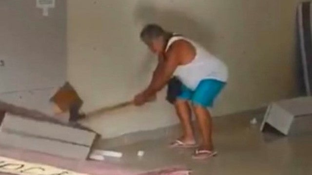 Cliente destrói móveis de loja no RJ com machado após se irritar com atraso