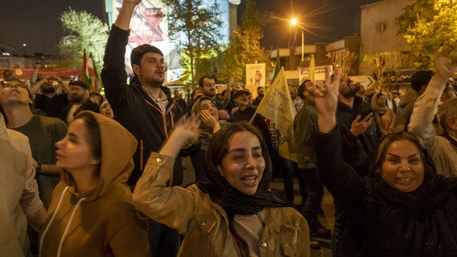 Ataque contra Israel celebrado efusivamente no Teerã; veja as imagens