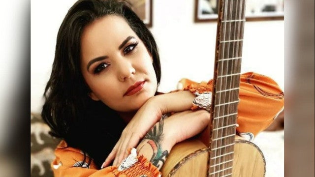 Cantora sertaneja morre ao capotar carro em rodovia no interior de SP