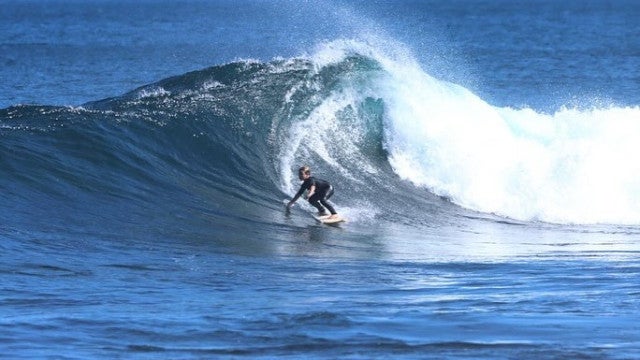 Koa tem 6 anos e já surfa ondas 4 vezes maiores que a sua altura; veja