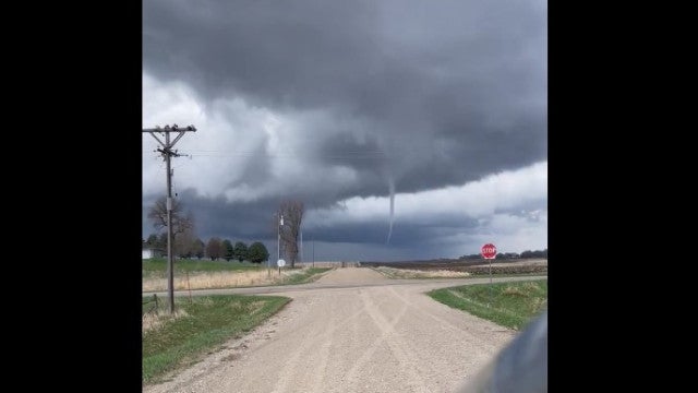 Tempestades violentas e tornados atingem centro dos EUA; veja o vídeo