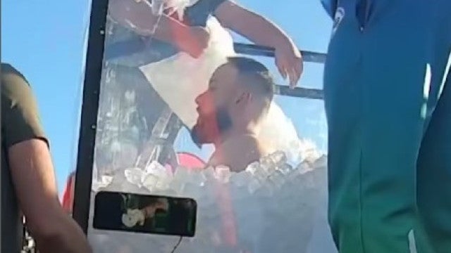 Homem fica mais de 4h ‘enterrado’ no gelo para quebrar recorde