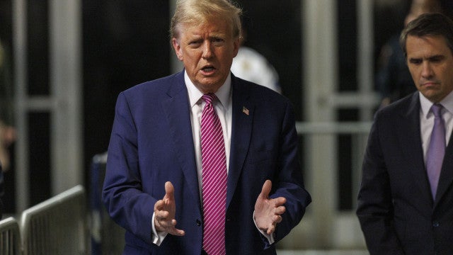 Homem ateia fogo em si mesmo diante do tribunal do julgamento de Trump