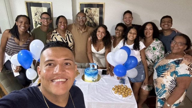 Mani comemora aniversário do pai de Davi sem a presença do ex-namorado