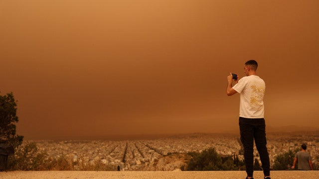 Poeira do norte da África deixa Atenas em tons laranja ao amanhecer