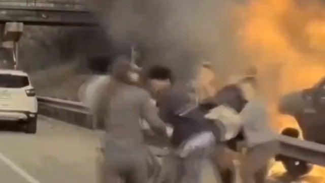 Motoristas salvam idoso ‘trancado’ em carro pegando fogo, veja as imagens