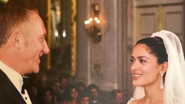 Salma Hayek celebra 15 anos de casamento com fotos inéditas da cerimônia