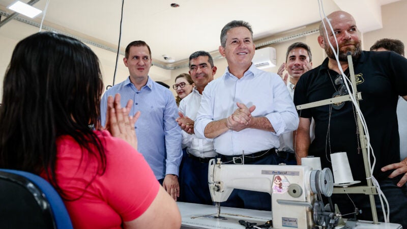Fabricação de uniformes escolares por reeducandos garante 50% de economia ao Governo de MT
