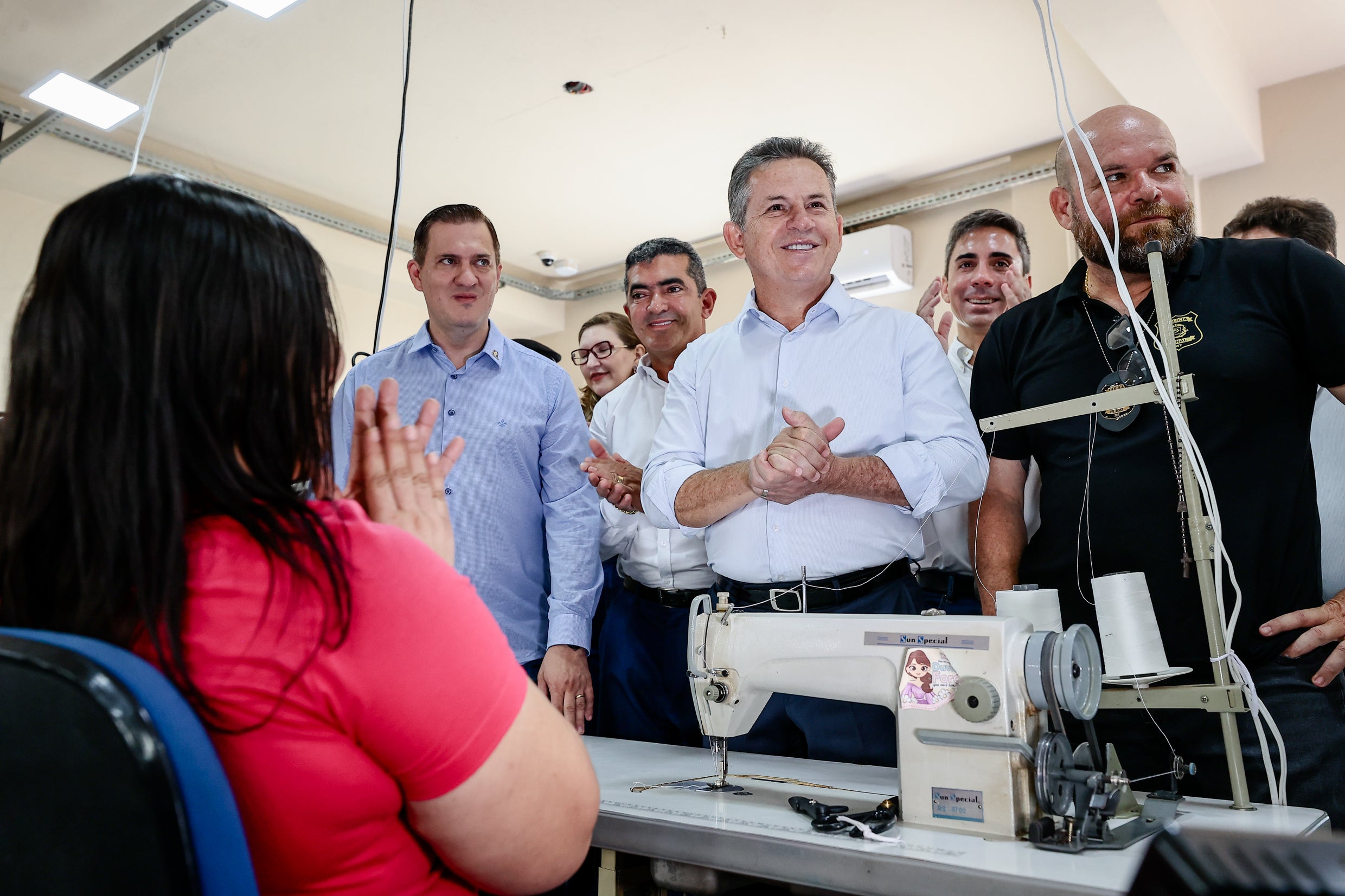 Fabricação de uniformes escolares por reeducandos garante 50% de economia ao Governo de MT