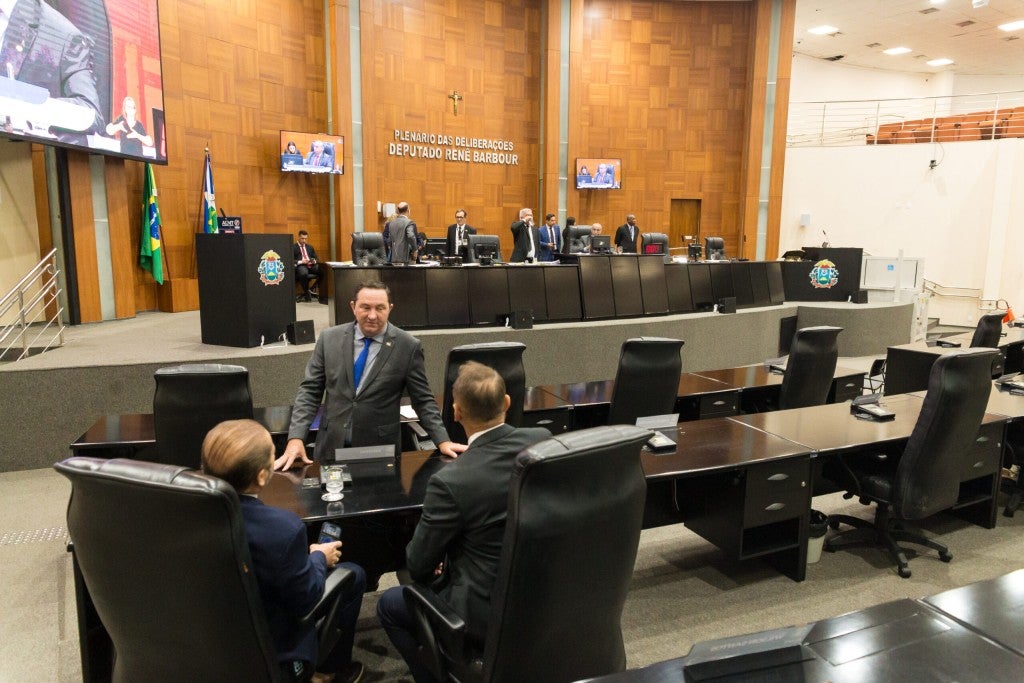 Deputados aprovam a obrigatoriedade de uniforme nas escolas estaduais