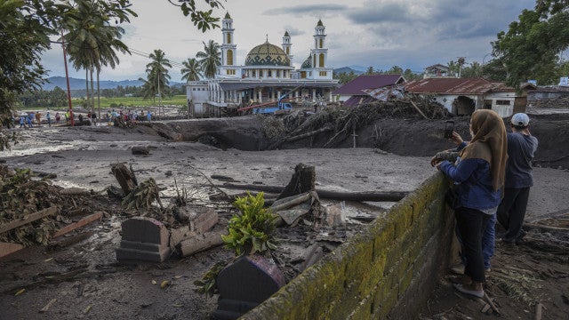 Pelo menos 41 mortos em inundações repentinas na Indonésia