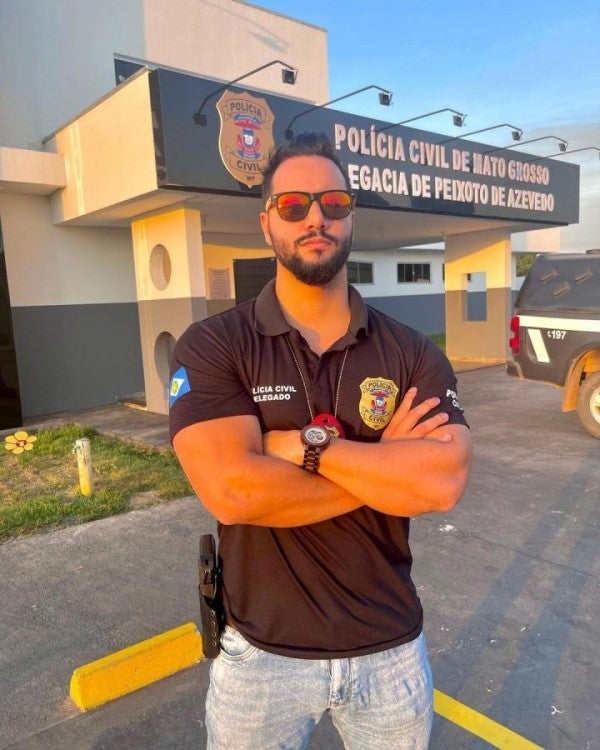 Delegado acusado por esquemas é solto, mas fica proibido de ir a delegacias e perde arma