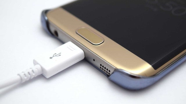 Jovem sofre choque elétrico ao mexer em celular carregando e morre no PI