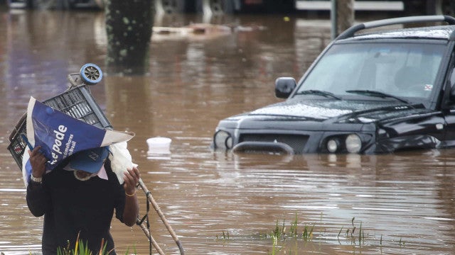 Guaíba tem alerta de inundação extrema e portão 14 rompe em Porto Alegre