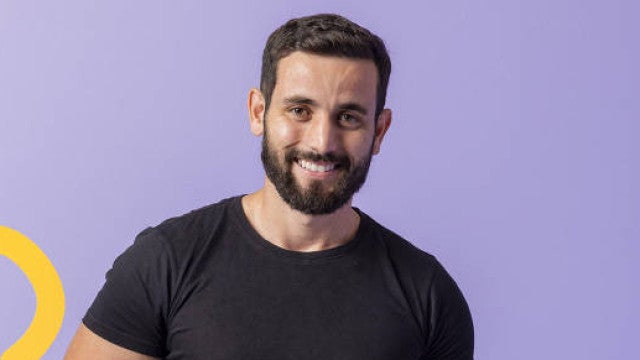 Ex-BBB Matteus doa boina para leilão de ajuda às vítimas das chuvas no Rio Grande do Sul