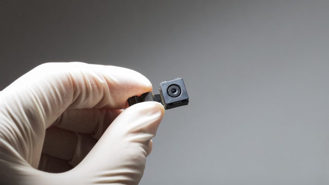 Casal encontra câmera escondida em tomada de motel em Goiás