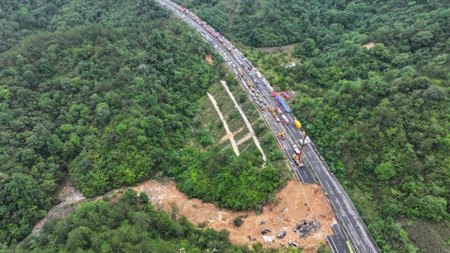 Desabamento de estrada faz ao menos 48 mortos na China