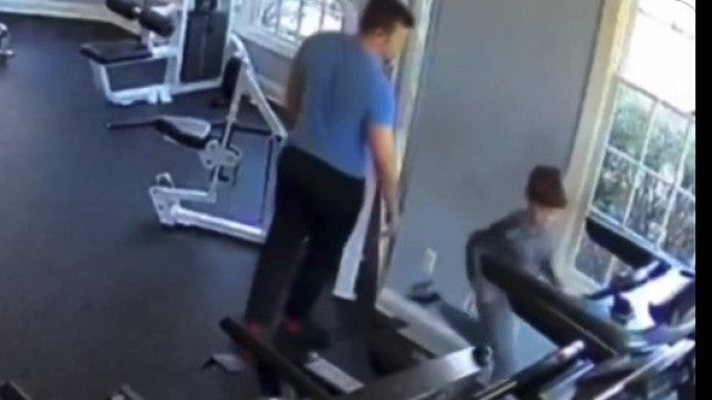 Criança morre após ser forçada a correr em esteira pelo pai