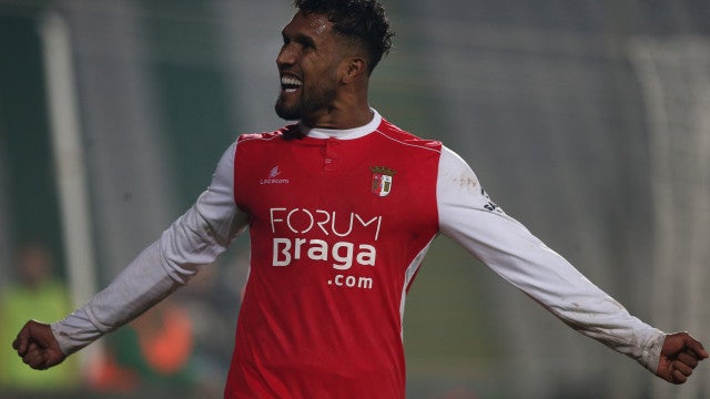 Esposa de jogador brasileiro bate Ferrari avaliada em mais de R$ 1 milhão