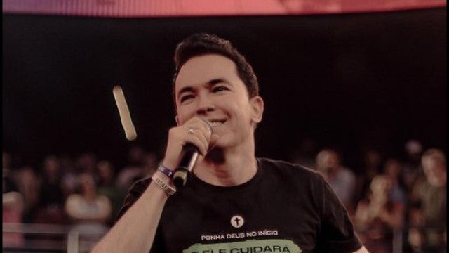 Pastor assume que beijou filha na boca: "Que mulherão! Ai, se eu te pego"