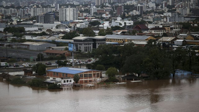 Aeroporto de Porto Alegre suspende voos por tempo indeterminado