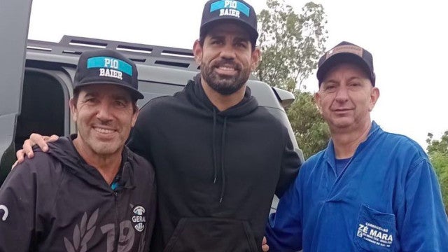 Atacante Diego Costa usa jet ski para resgatar vítimas das enchentes no Rio Grande do Sul