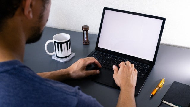 Número de novos alunos em cursos de ensino a distância diminui ritmo de crescimento