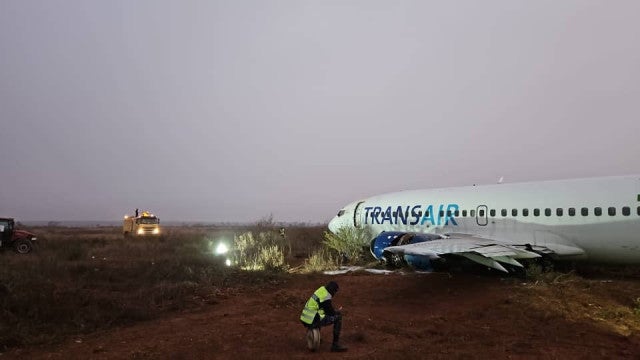 Avião derrapa na pista no Senegal e fere dez pessoas