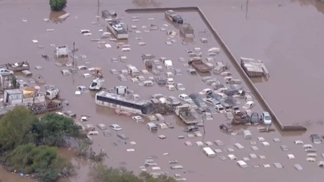 Água baixa e revela sinais de uma cidade que nunca mais será a mesma